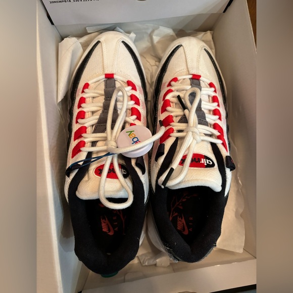 NIKE AIR MAX 95 QS SUMMIT WHITE/CHILE RED DH9792 100 – Sport  Nike Air Max 95 summit white/chile red - size 9.5 men’s - excellent condition!